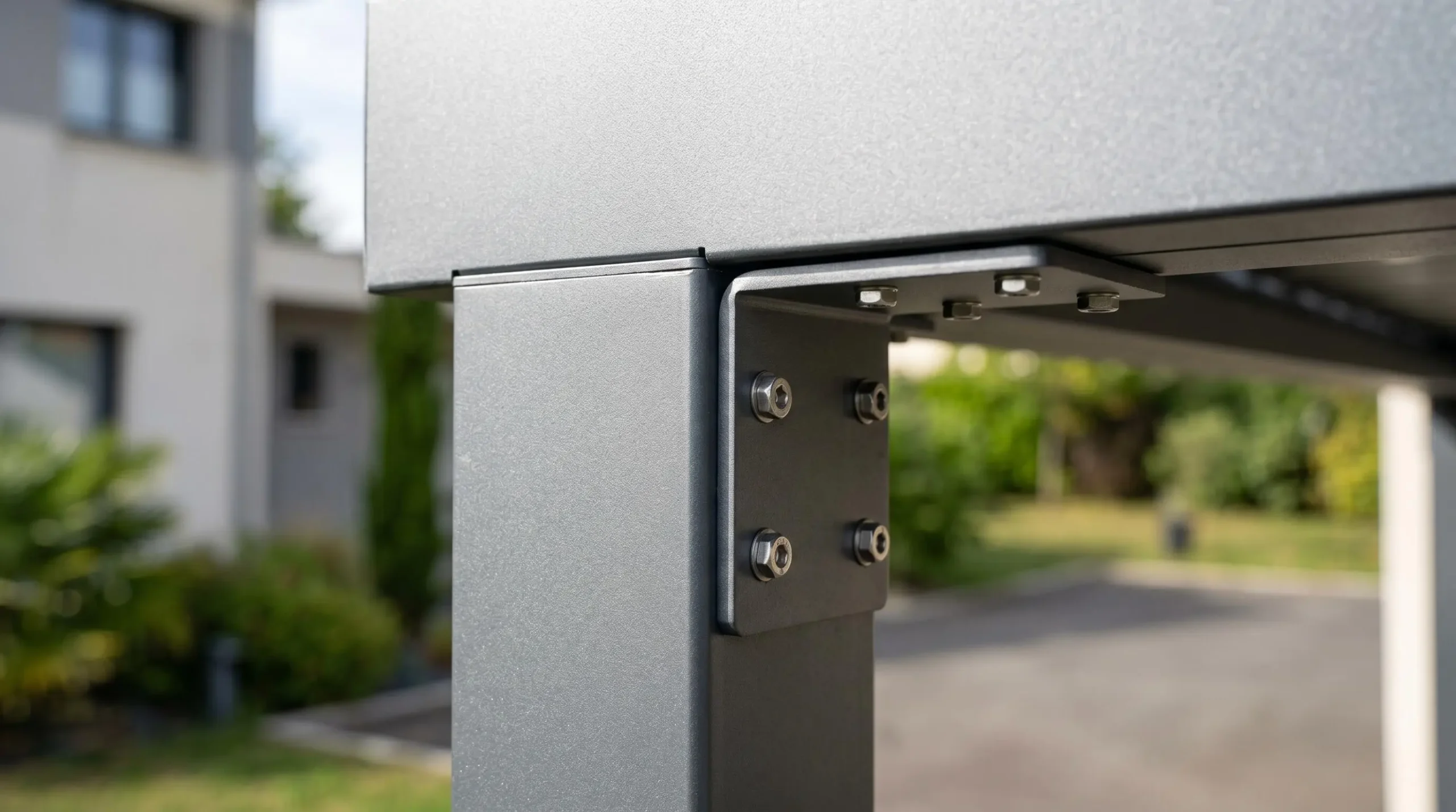Détail jonction poteau et traverse aluminium thermolaqué d'un carport moderne