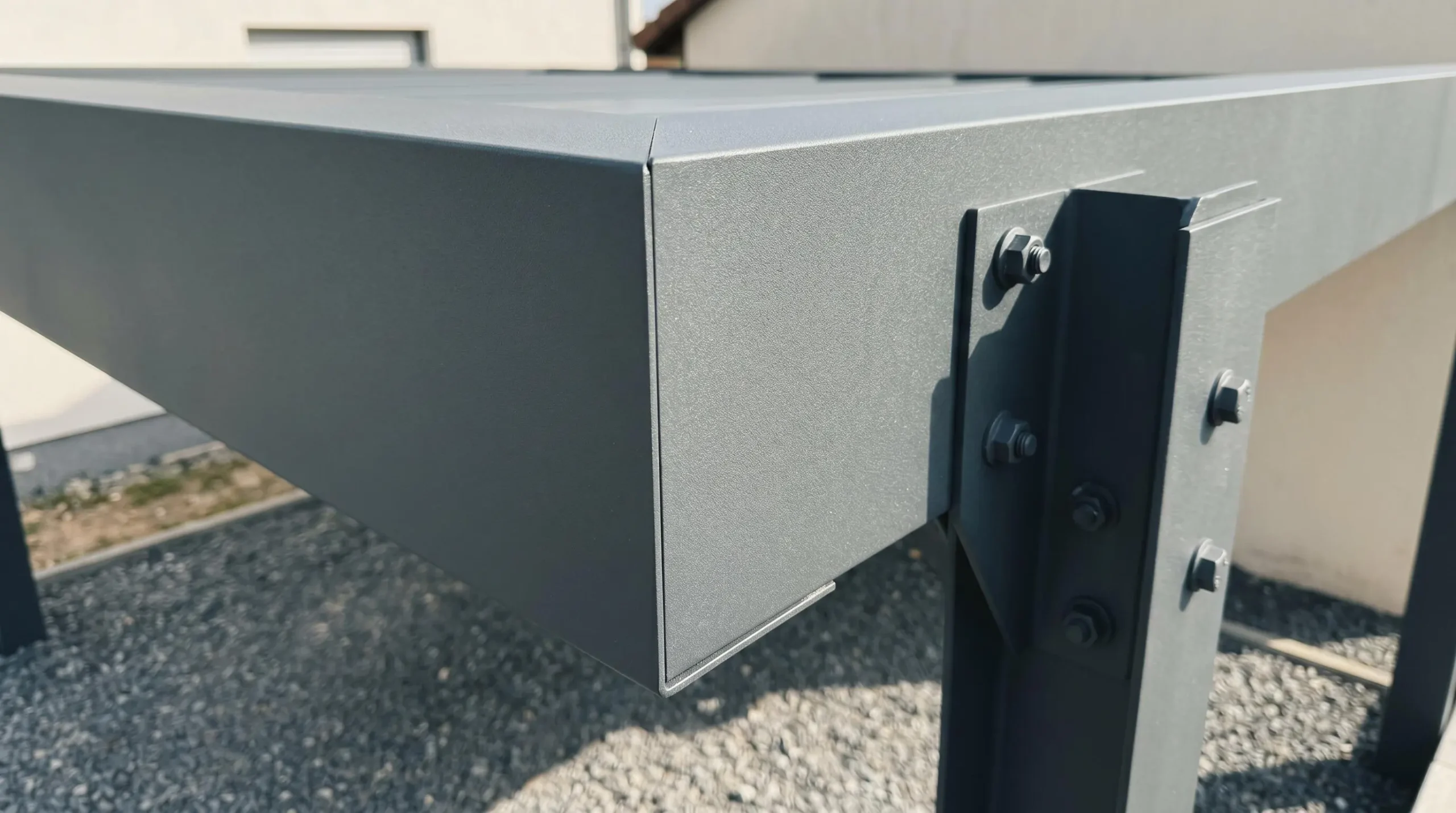 Gros plan sur une poutre de structure de carport en aluminium thermolaqué anthracite montrant la finition lisse et les fixations métalliques